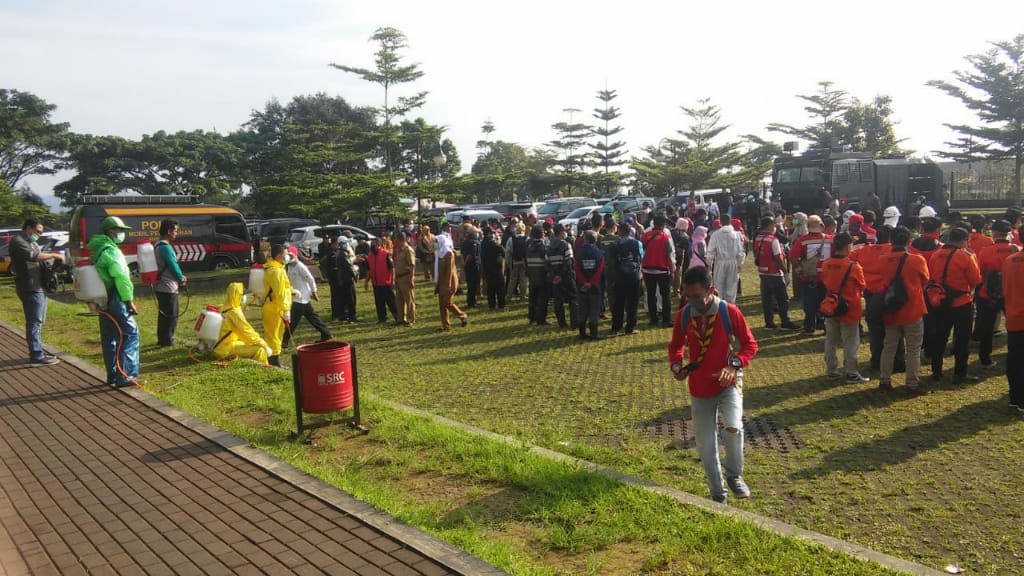 Penyemprotan cairan disinfektan di Kabupaten Cianjur untuk mencegah Virus Corona atau Covid-19 berlanjut ke Cipanas, Selasa (24/3/2020). Jalur