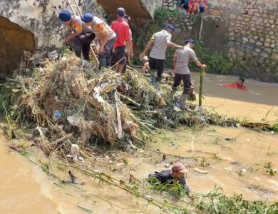 Pasca Banjir Ciranjang, Brimob Bantu Warga Bersihkan Sampah