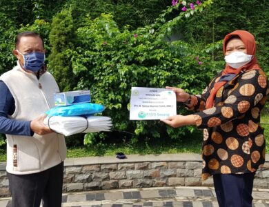 Tjetjep Muchtar Soleh Serahkan Bantuan APD ke RSUD Sayang Cianjur