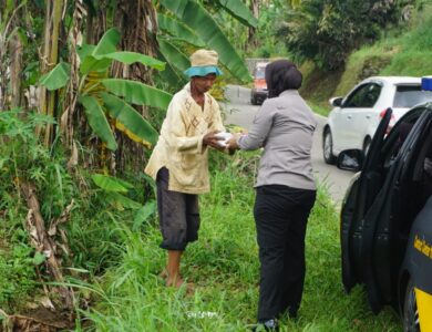 Polres Cianjur Bagikan Nasi Kotak Sampai ke Perkampungan