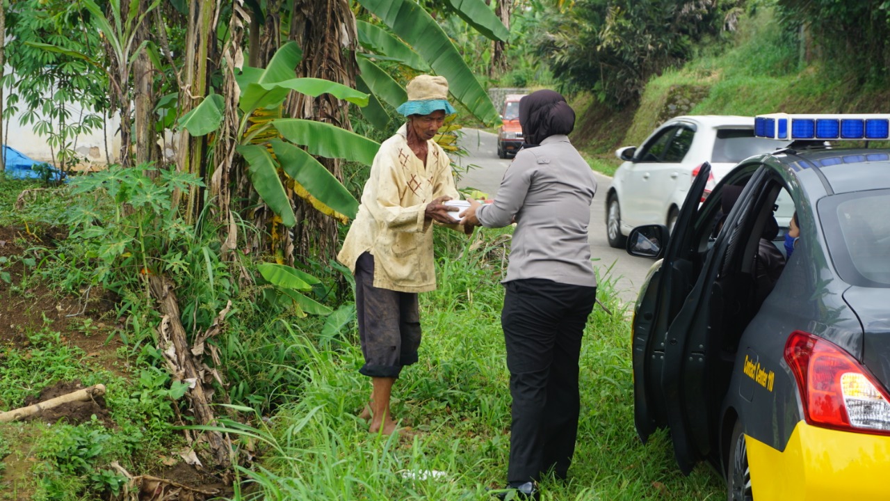 Polres Cianjur Bagikan Nasi Kotak Sampai ke Perkampungan