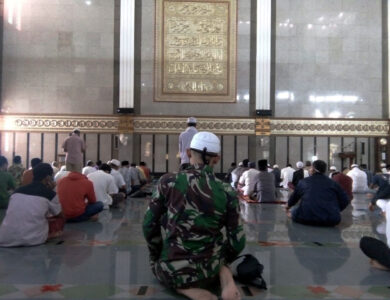 Salat Jumat Masjid Agung Cianjur, Barisan Diberi Jarak Satu Meter