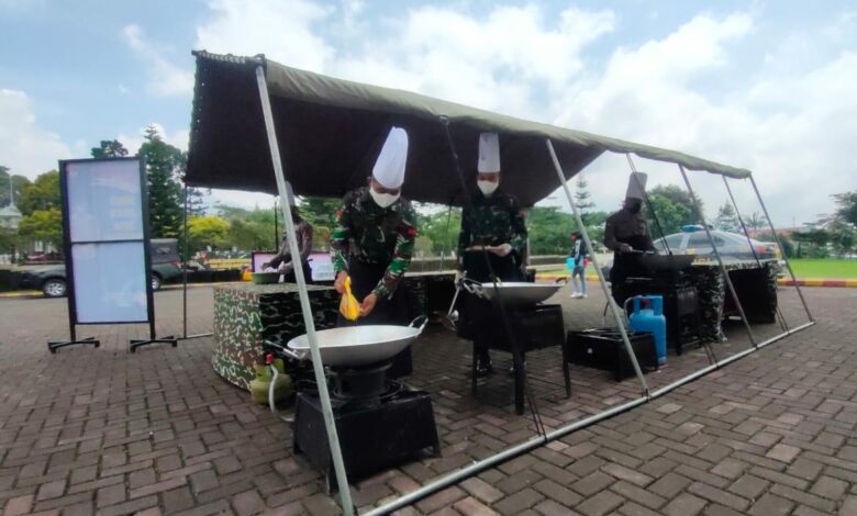 Danyon B Pelopor Satbrimobda Jabar Bangun Dapur Umum di Cipanas