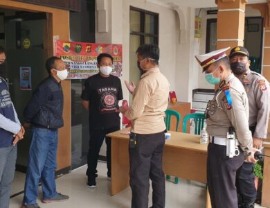 Polres Cianjur melakukan patroli ke tiga kecamatan untuk memberikan imbauan physical distancing kepada masyarakat, Sabtu (25/4/2020)