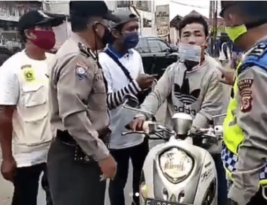 Sebuah video pria yang ngamuk kepada petugas Pembatasan Sosial Berskala Besar (PSBB) viral di media sosial.