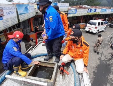 Dalam upaya pencegahan penyebaran Covid-19, Pemdes Ciloto, Kecamatan Cipanas , Kabupaten Cianjur kerahkan satu unit mobil pemadam kebakaran untuk melakukan penyemprotan disinfektan.