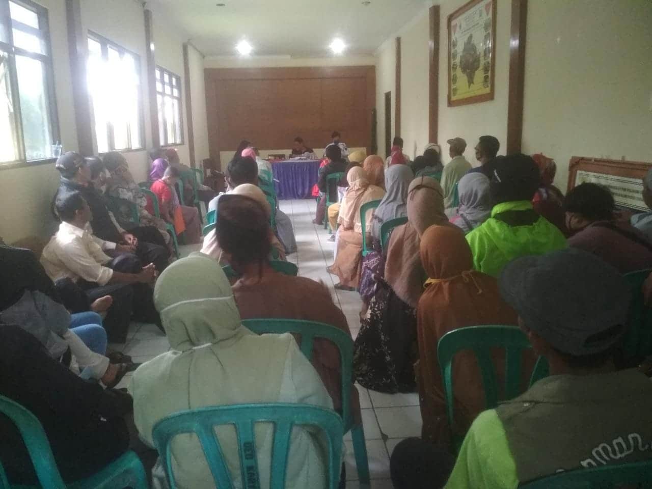 Sebanyak 188 warga Desa Palasari, Kecamatan Cipanas, Kabupaten Cianjur menerima Bantuan Langsung Tunai (BLT) Dana Desa (DD) tahap pertama.