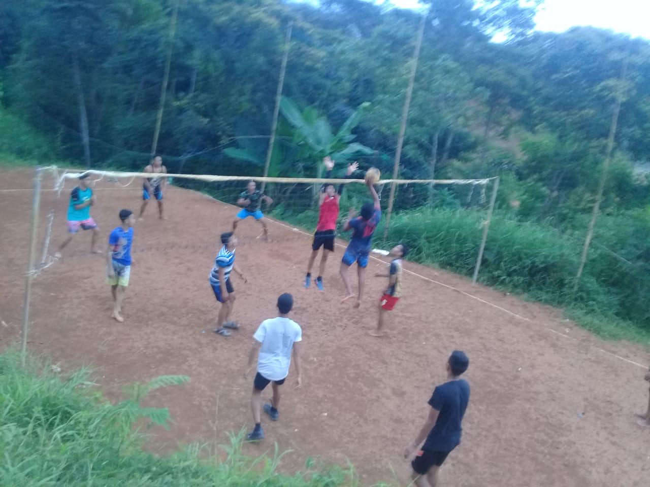 Olahraga bola voli menjadi hobi para pemuda di Desa Waringinsari, Kecamatan Takokak, Kabupaten Cianjur.