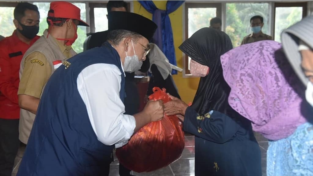 Plt Bupati Cianjur, Herman Suherman, melakukan pembinaan para kepala desa se-Kecamatan Cibinong, Selasa (09/06/2020).