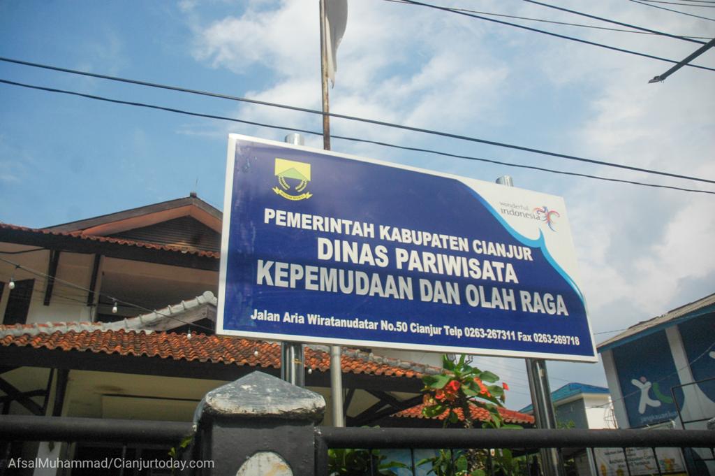 Dinas Pariwisata Pemuda dan Olahraga (Disparpora) Kabupaten Cianjur belum berani membuka objek wisata karena belum ada perintah.