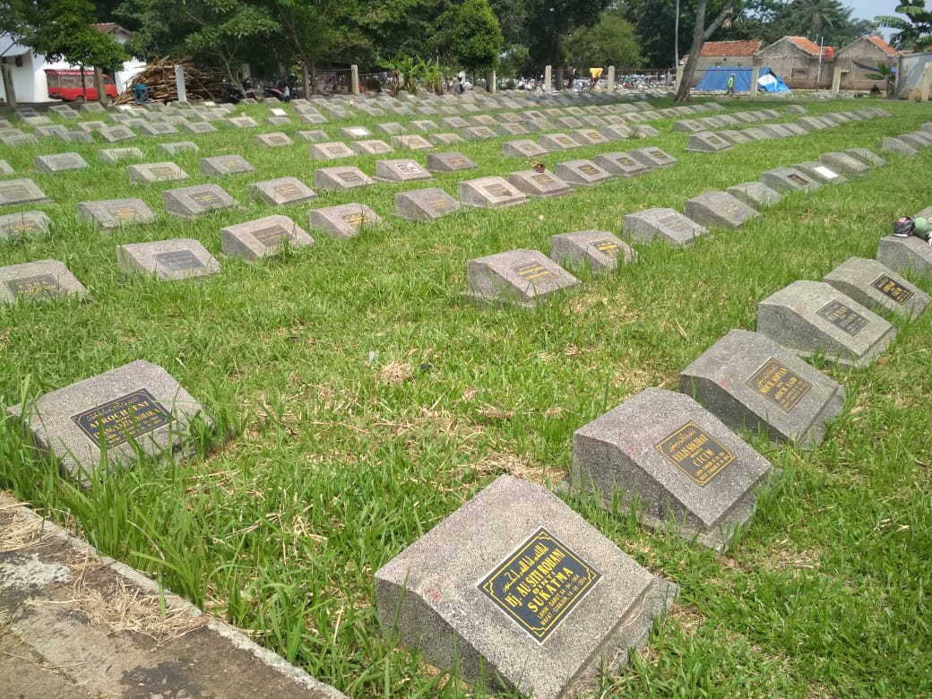 Deretan makam di TPU Sirnalaya Cianjur. Sebelum dimakamkan, seorang muslim yang meninggal harus disholatkan terlebih dahulu.