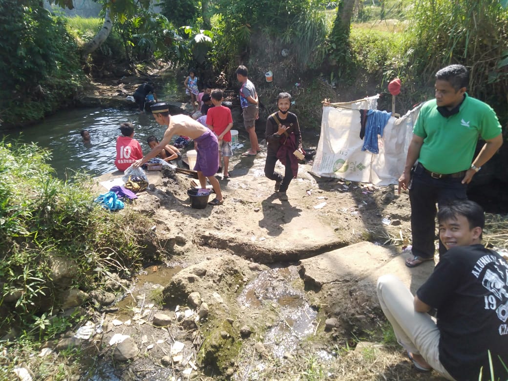 Sejumlah warga Cisalak antre di sungai akibat kekeringan.