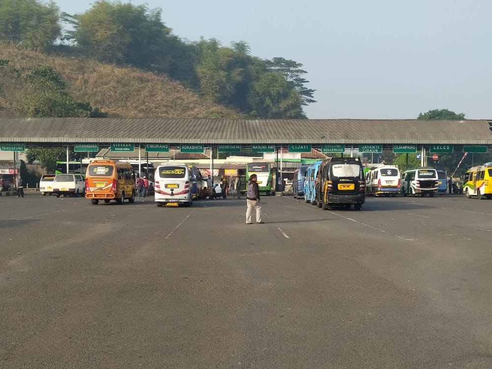 Sejumlah mobil elf jurusan Cianjur Selatan sedang ngetem di Terminal Pasirhayam Cianjur.