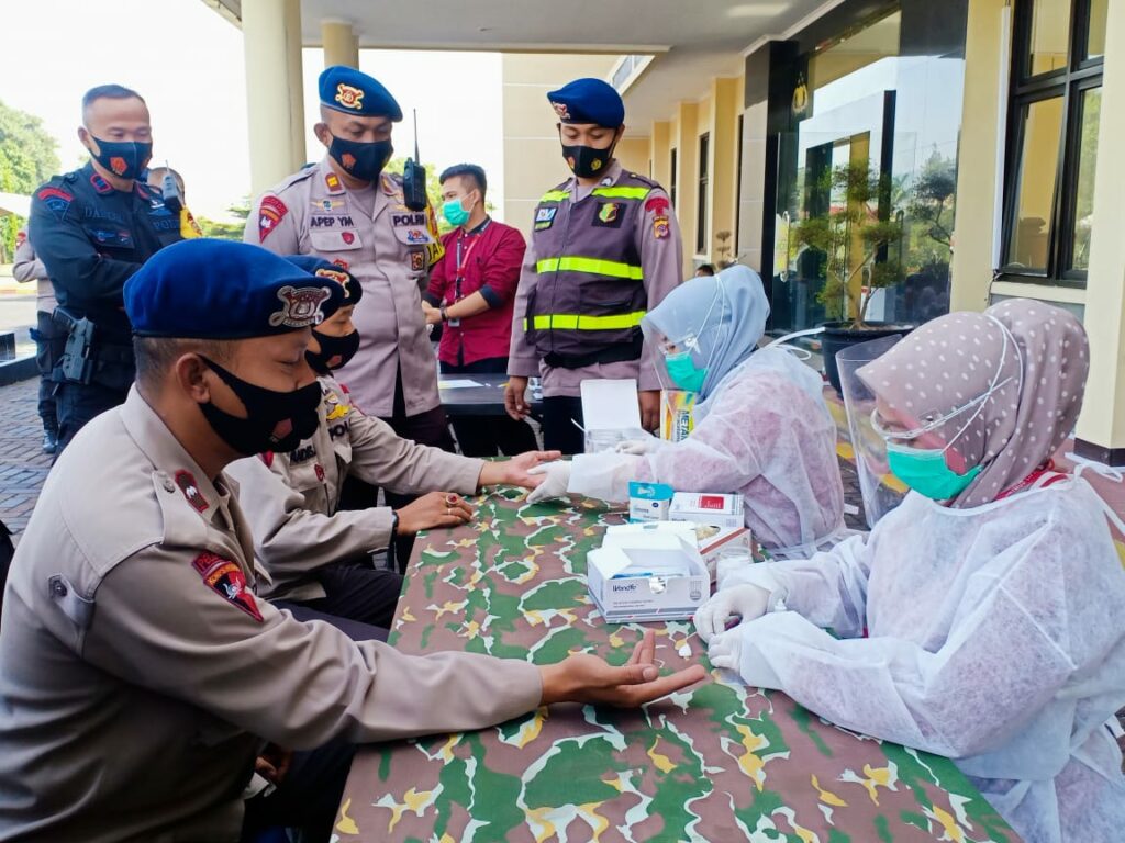 Pulang Bertugas, 100 Anggota Brimob Cipanas Jalani Rapid Test Covid-19