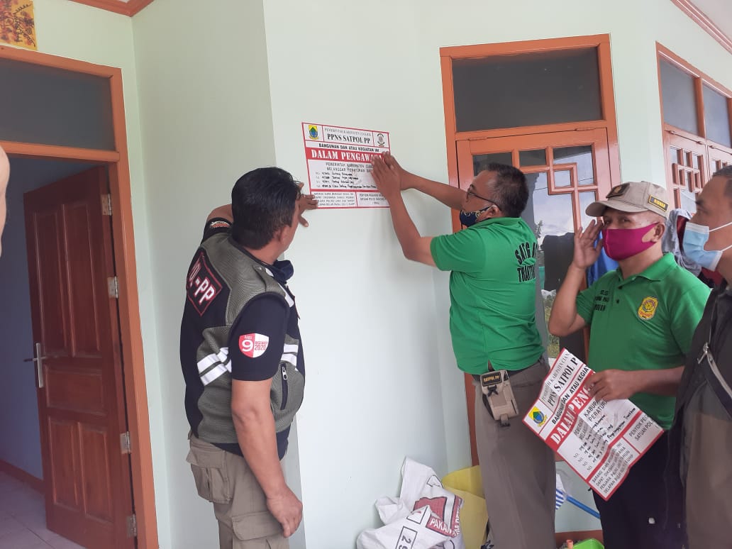 Satpol PP Cianjur Pasangkan Stiker "Dalam Pengawasan" Kepada Perusahaan Walet di Pacet