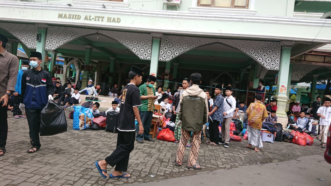 Cegah Penyebaran Covid-19, Ribuan Santri Al-Ittihad Dipulangkan Secara Terjadwal