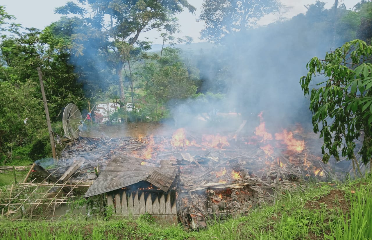 Akibat Korsleting Listrik, Sebuah Rumah Panggung di Tanggeung Ludes Terbakar