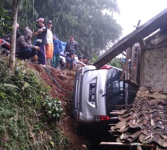 Hilang Terkendali, Minibus Tabrak Atap Rumah Warga hingga Hancur di Takokak