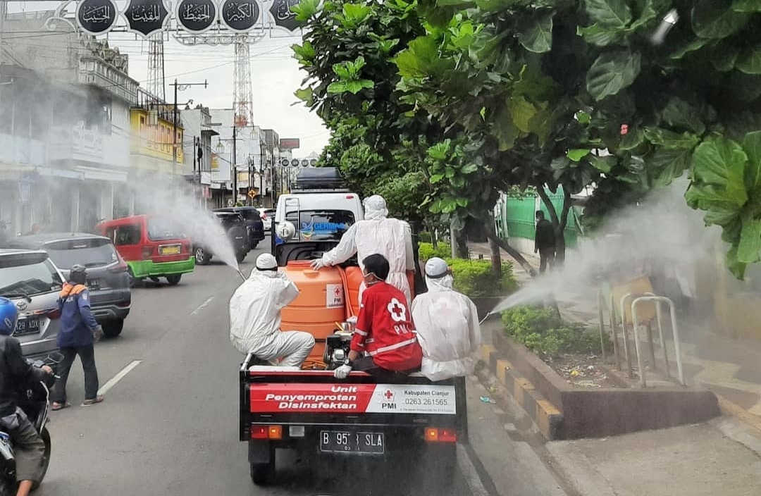 Satgas Covid-19 Cianjur Gencar Penyemprotan Disinfektan dan Bagi-bagi Masker pada Warga