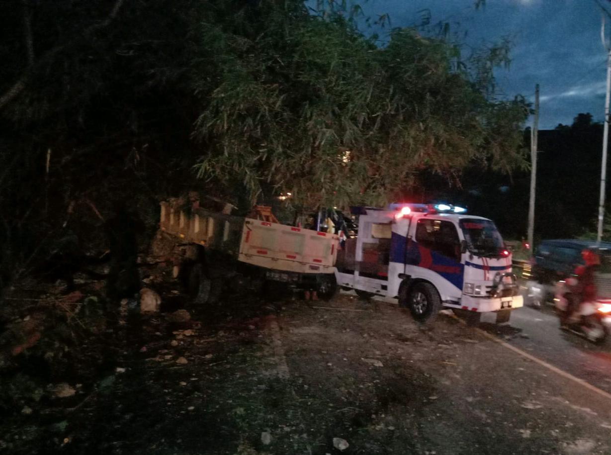 Diduga Rem Blong, Truk Bermuatan Hebel Tabrak Pembatas Jembatan Cikundul Ciloto