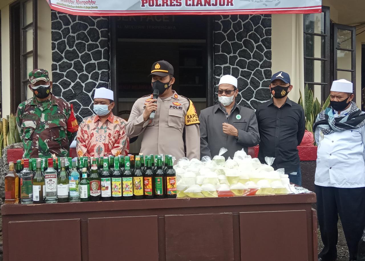 Forkompincam Pacet Cipanas Musnahkan 12 Kardus Botol Miras dan Obat-obatan Terlarang