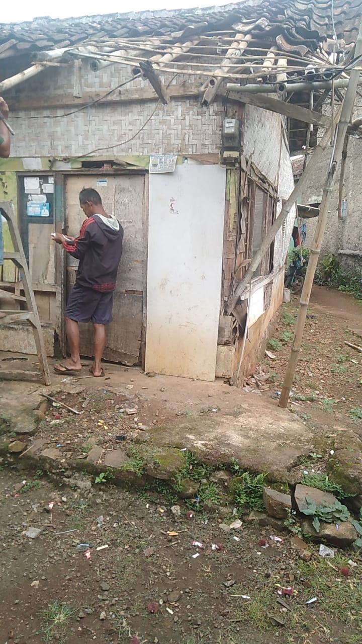 Nyaris Ambruk, Rumah Reyot Milik Warga Kurang Mampu di Bojongpicung Terpaksa Dipugar