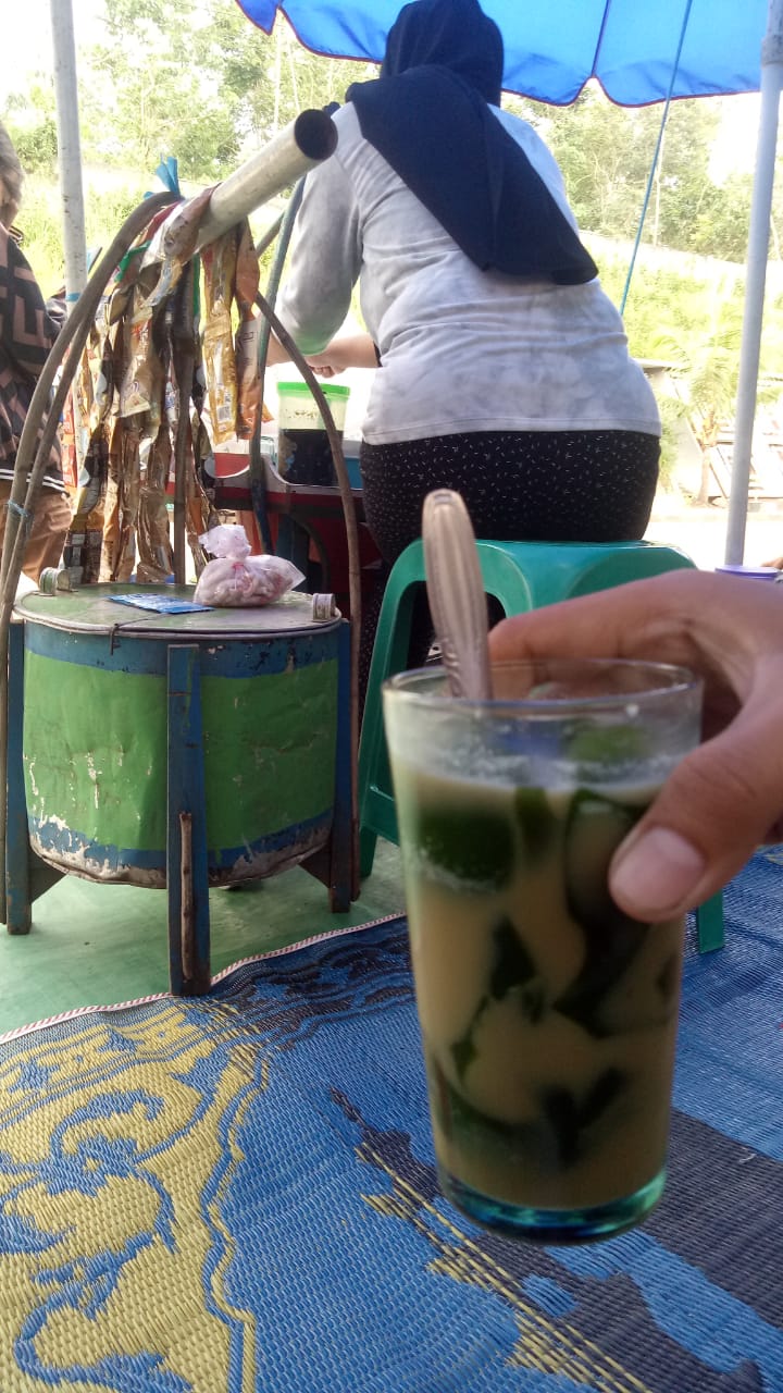 Didominasi Para Gadis Muda, Pedagang Es Cincau di Haurwangi Laris Manis