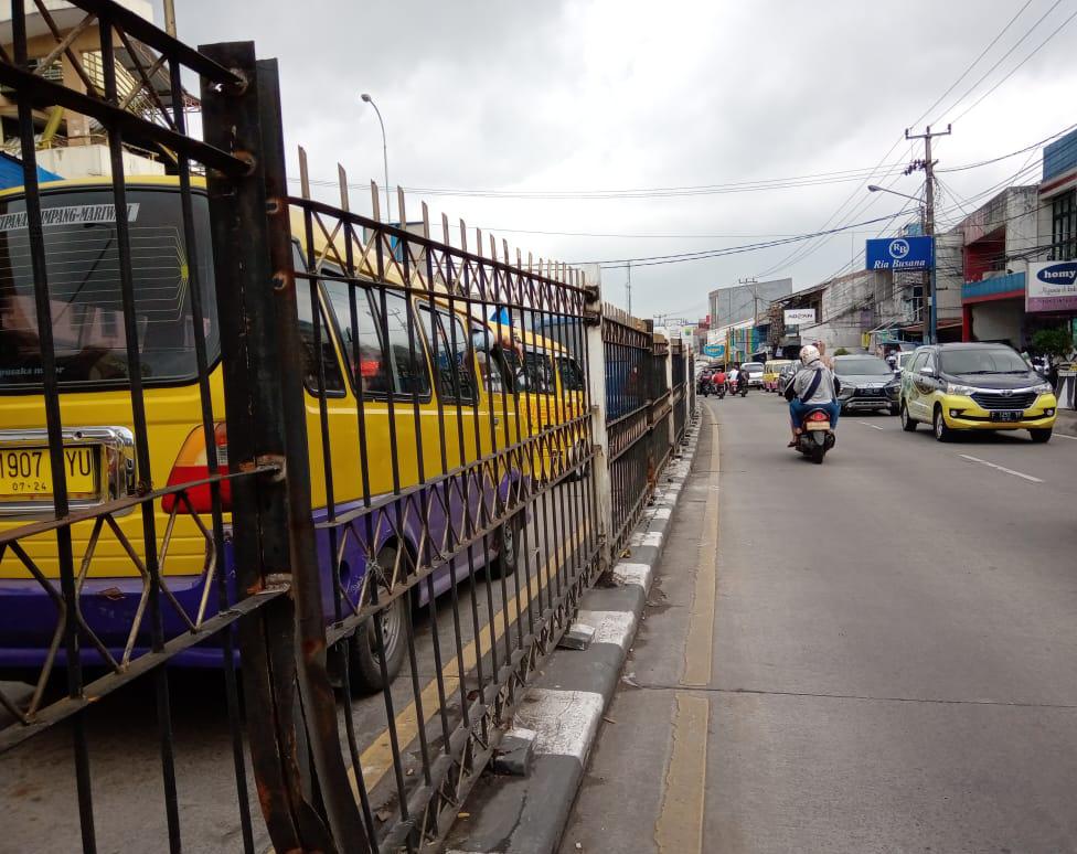 Besi pembatas jalan cipanas