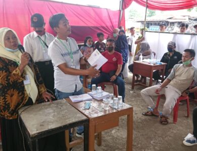 ANTUSIAS: Pelaksanaan Pilkate Serentak Desa Haurwangi dinilai lebih memiliki atmosfer demokrasi yang lebih sengit dibandingkan Pilkada Cianjur pada 2020 lalu, karena tingginya antusias masyarakat dan banyaknya calon yang turut serta. (Foto: Apip Samlawi/cianjurupdate.com)