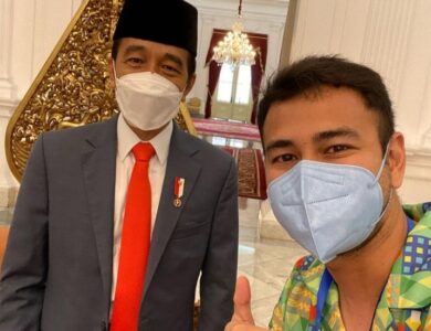 Raffi Ahmad Kembali Terima Vaksin Dosis Kedua Bareng Presiden Jokowi di Istana