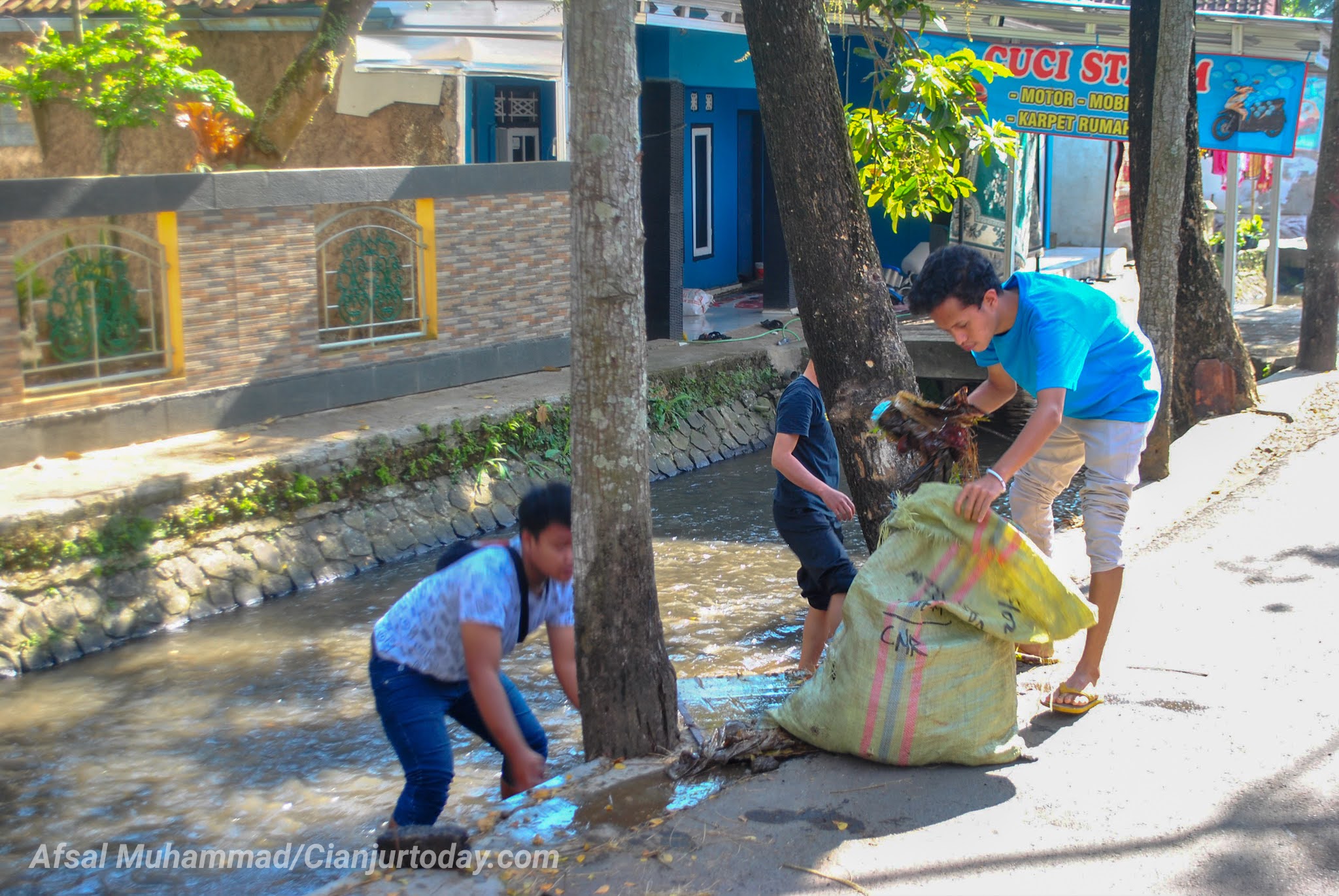 RENDAH: Kesadaran masyarakat Cianjur untuk membuang sampah pada tempatnya dinilai masih rendah, ditambah konsumsi plastik yang makin meningkat. (Foto: Afsal Muhammad/cianjurupdate.com)