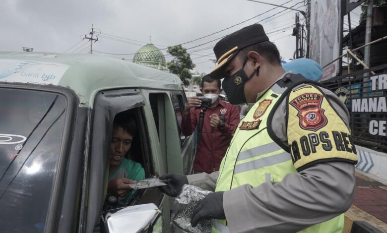 Cegah Penyebaran Covid-19, Polres Cianjur Bagikan 1.000 Masker Gratis pada Masyarakat