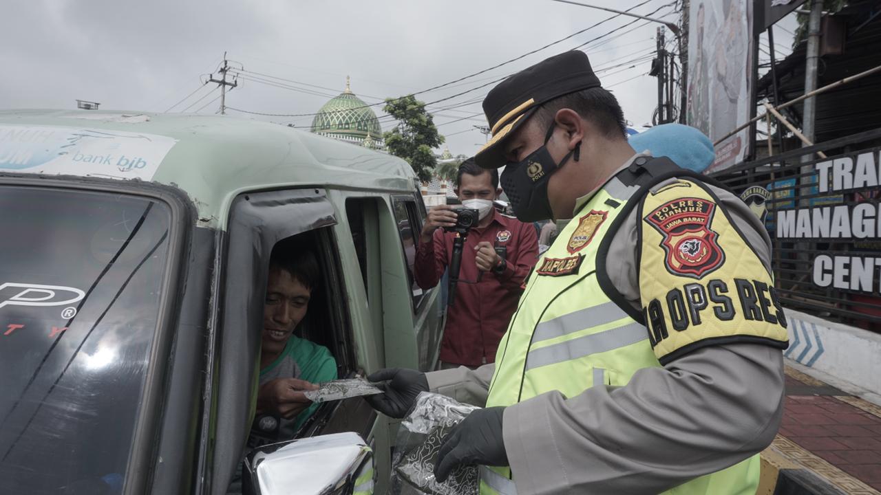 Cegah Penyebaran Covid-19, Polres Cianjur Bagikan 1.000 Masker Gratis pada Masyarakat