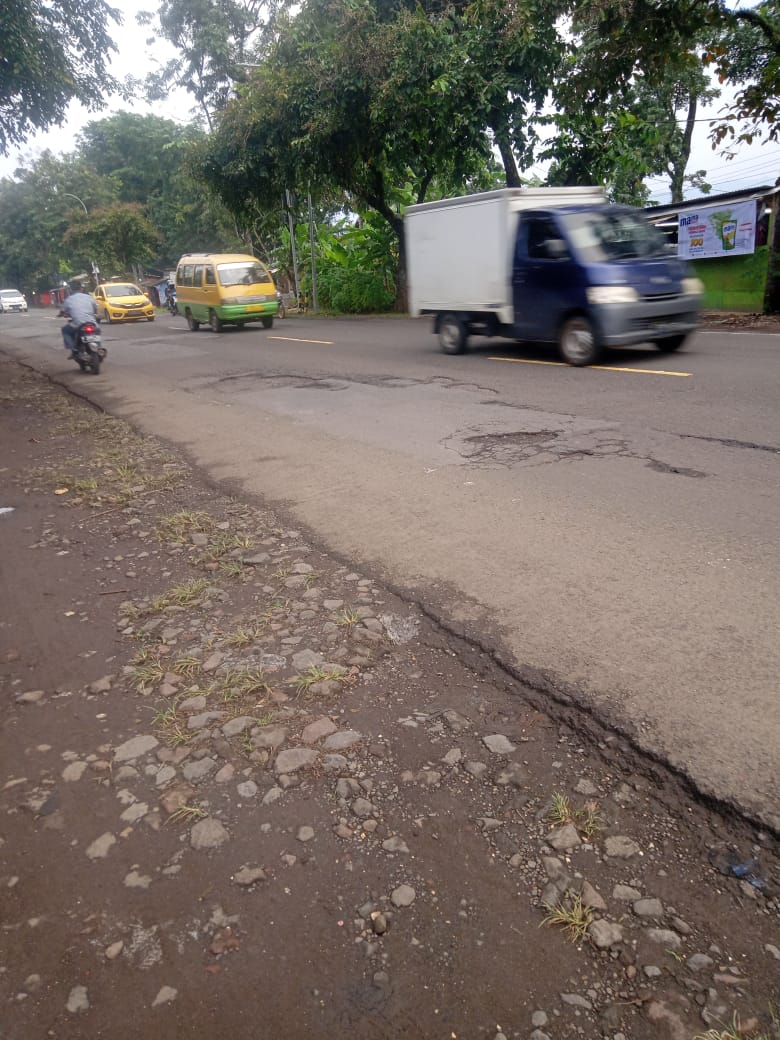 Warga Keluhkan Jalan Raya Bandung hingga Haurwangi Rusak, Banyak Lubang dan Bergelombang