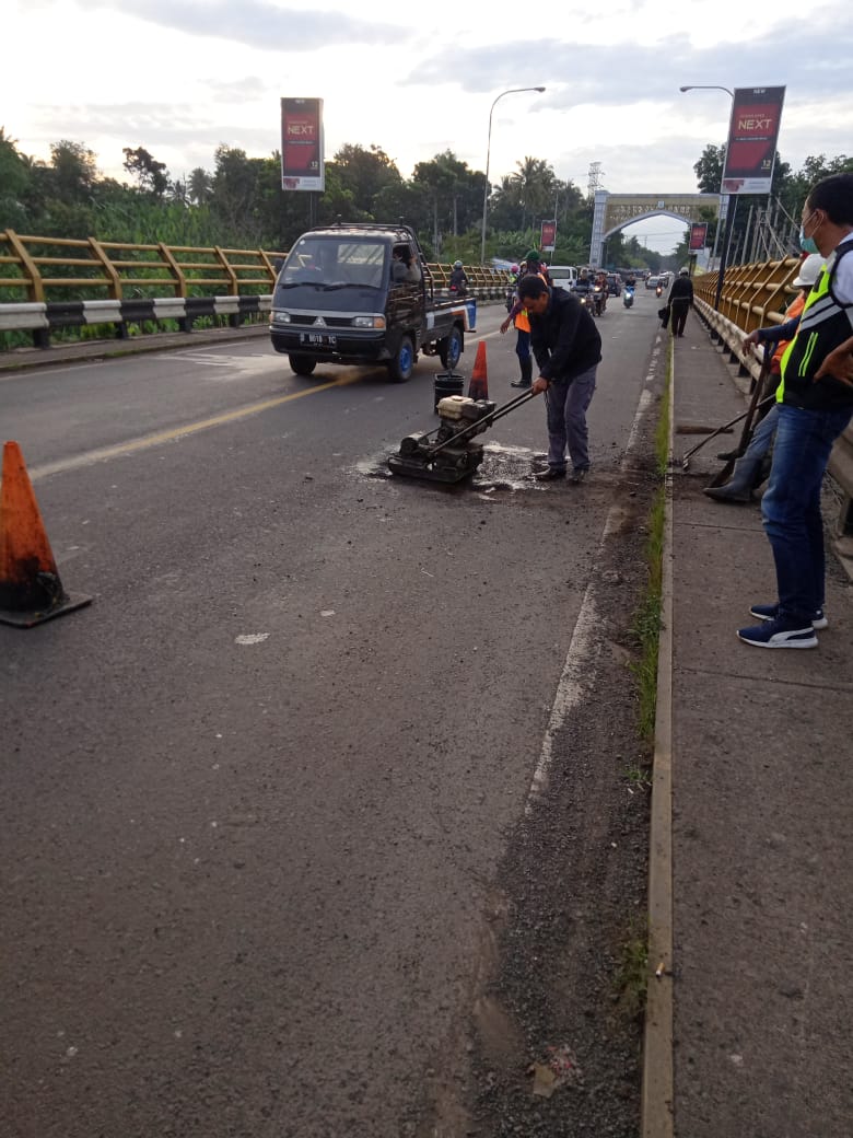 Sejumlah Titik Jalan Berlubang di Ciranjang hingga Haurwangi Mulai Diperbaiki