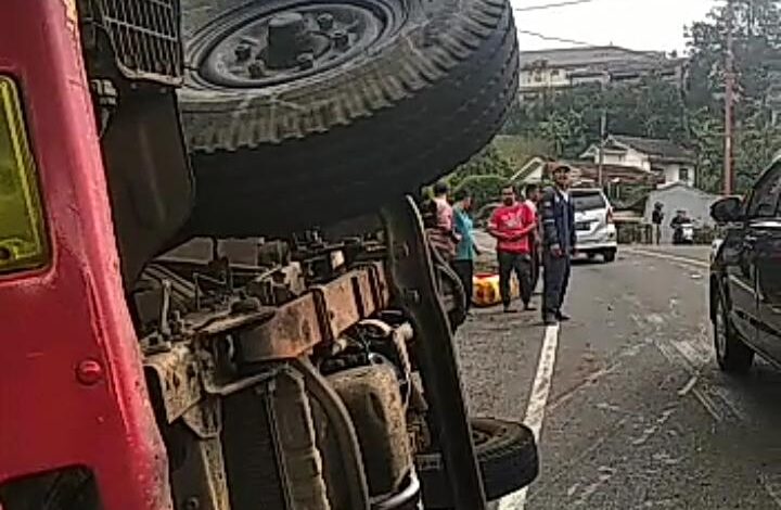 Akibat Rem Blong, Mobil Bermuatan Gas LPG Terguling di Jalan Raya Puncak Ciloto