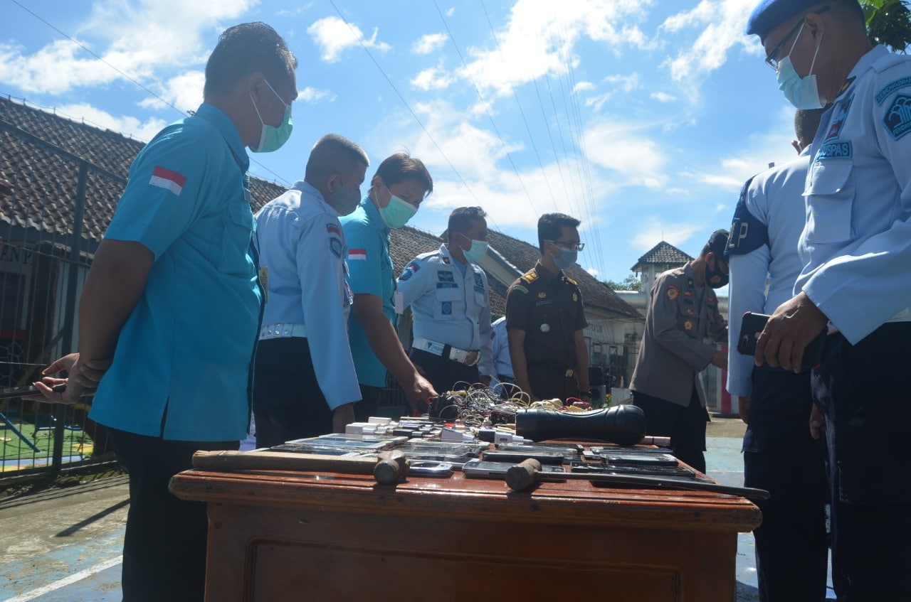 Putus Penyebaran Narkoba di Dalam Lapas, Ratusan HP Milik WBP Diamankan dan Dibakar