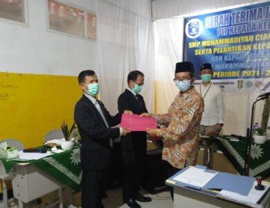 SERTIJAB: Plt Kepala SMP Muhammadiyah, Sutan Ahmad Jalaludin menyerahkan jabatannya kepada Ayi Sunarya yang akan mengemban tugas sebagai kepala sekolah untuk periode 2021-2025. (Foto: Riski Maulana/cianjurupdate.com)