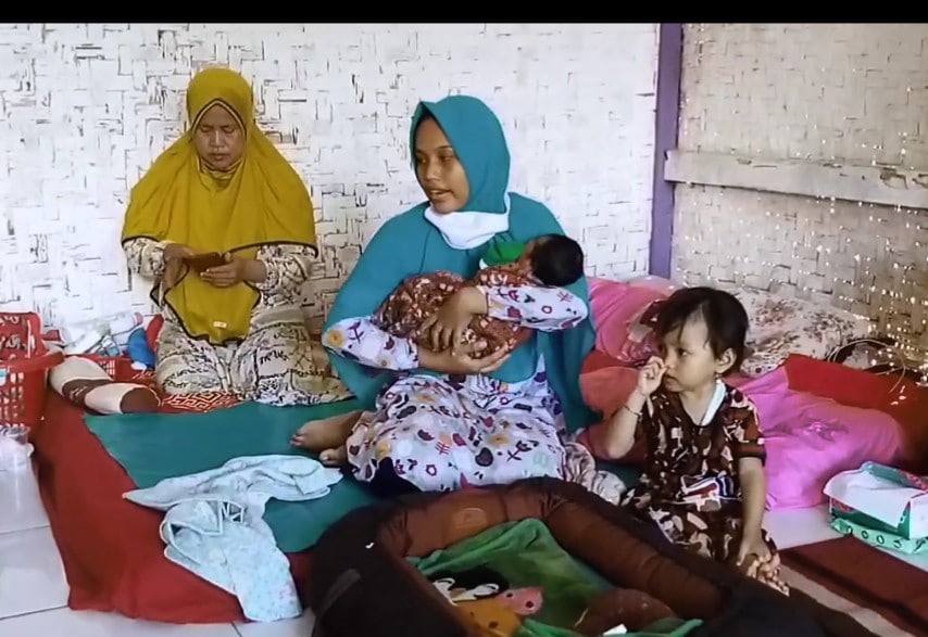 ANEH: Seorang wanita di Kampung Gabungan, RT 02/RW 02, Desa Sukapura, Kecamatan Cidaun mengalami keanehan karena perutnya tiba-tiba membesar dan melahirkan seorang bayi perempuan. (Foto: Apip Samlawi/cianjurupdate.com)