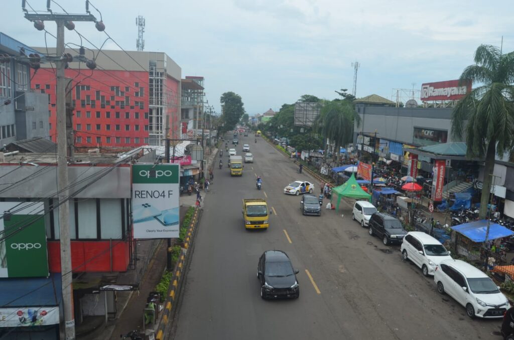 SANKSI: Dishub Cianjur kini tengah melakukan penertiban di area jalan depan Pasar Muka Cianjur, warga yang melanggar pun akan dikenakan sanksi tegas. (Foto: Afsal Muhammad/cianjurupdate.com)