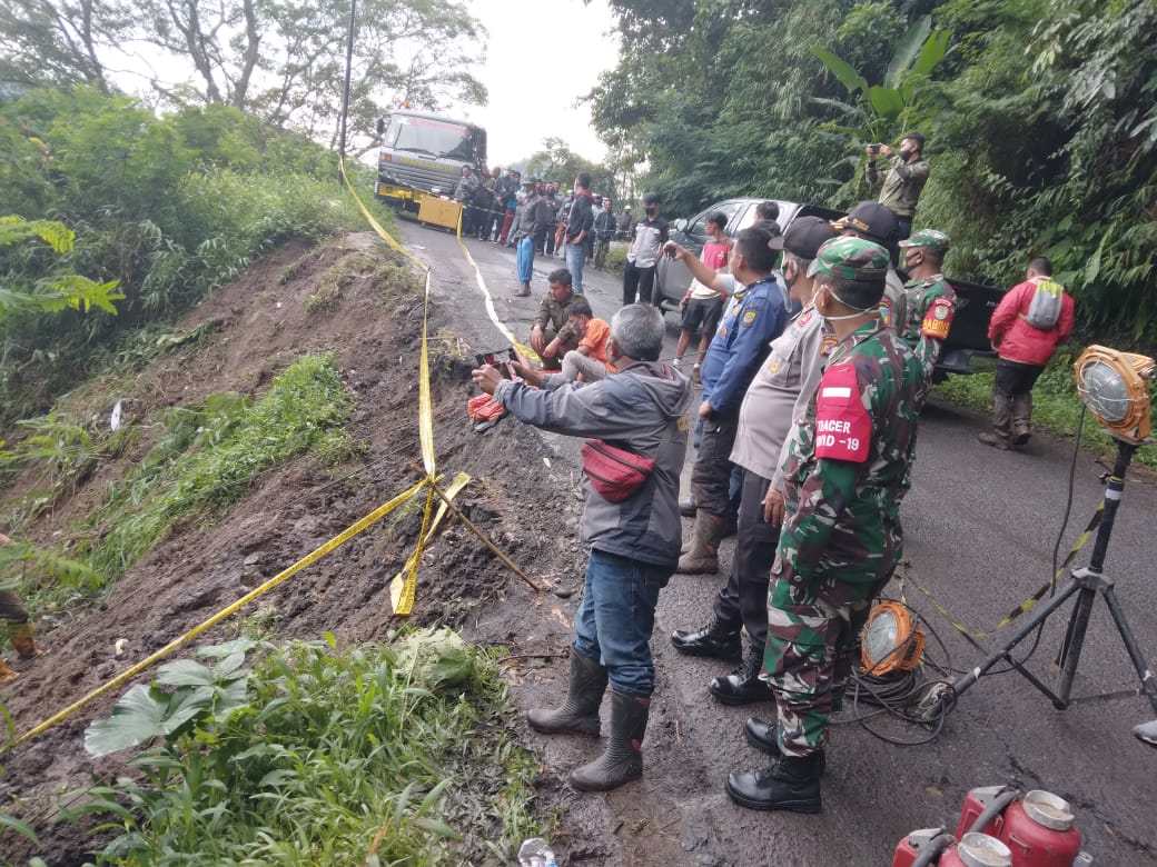 Diduga Tertimpa, Sopir Truk Tangki Bermuatan BBM di Tanggeung Masih Belum Ditemukan