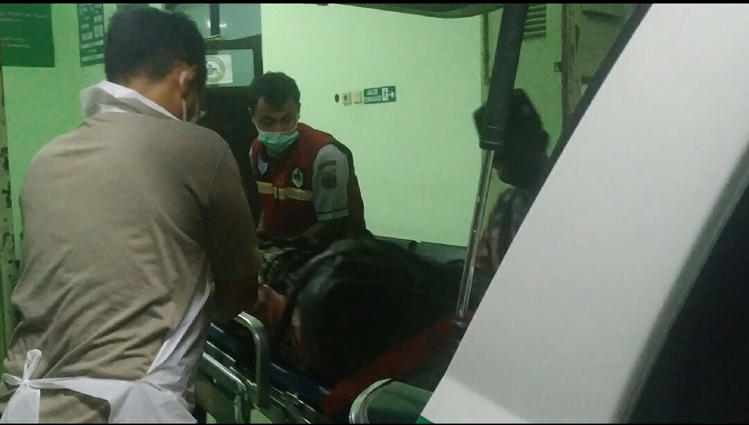 Jenazah sopir truk tangki BBM yang terperosok di Jalan Raya Cibinong-Pagelaran Kampung Patrol Desa Kertajaya Kecamatan Tanggeung akhirnya ditemukan.(Foto: Afsal Muhammad/cianjurupdate.com)