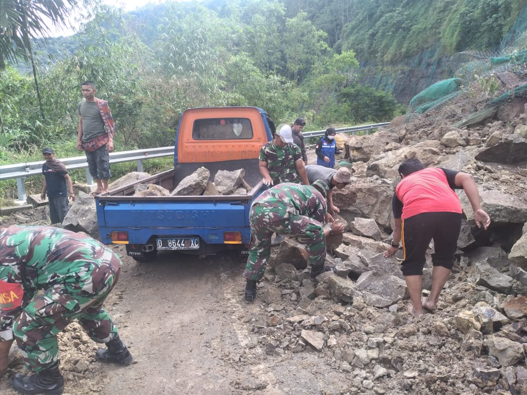Longsoran Tebing Hejo di Jalan Raya Naringgul Mulai Dibersihkan, Arus Lalin Kembali Normal