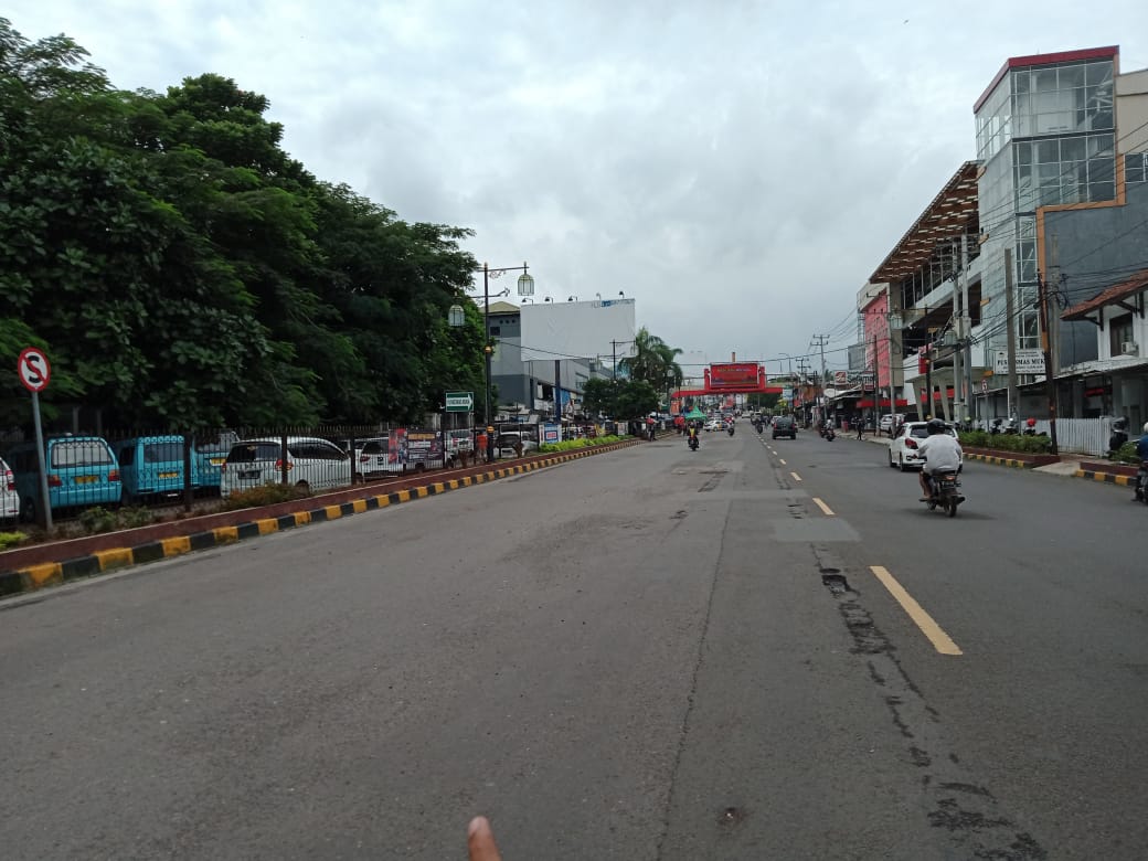 SANKSI: Dishub Cianjur kini tengah melakukan penertiban di area jalan depan Pasar Muka Cianjur, warga yang melanggar pun akan dikenakan sanksi tegas. (Foto: Afsal Muhammad/cianjurupdate.com)