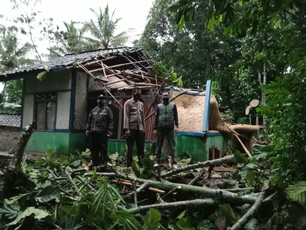 RUSAK: Rumah janda tua di Kampung Banyuresmi, RT 03/02 Desa Babakansari, Kecamatan Sukaluyu rusak berat akibat tertimpa pohon tumbang. (Foto: Afsal muhammad/cianjurupdate.com)