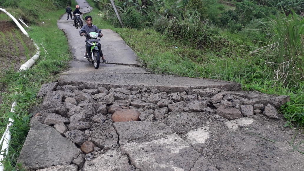 TERHAMBAT: Akses jalan di Dusun Empat, Desa Batulawang, Kecamatan Cipanas kini makin memburuk, hingga menyebabkan aktivitas warga terhambat. (Foto: Rendi Irawan/cianjurupdate.com)