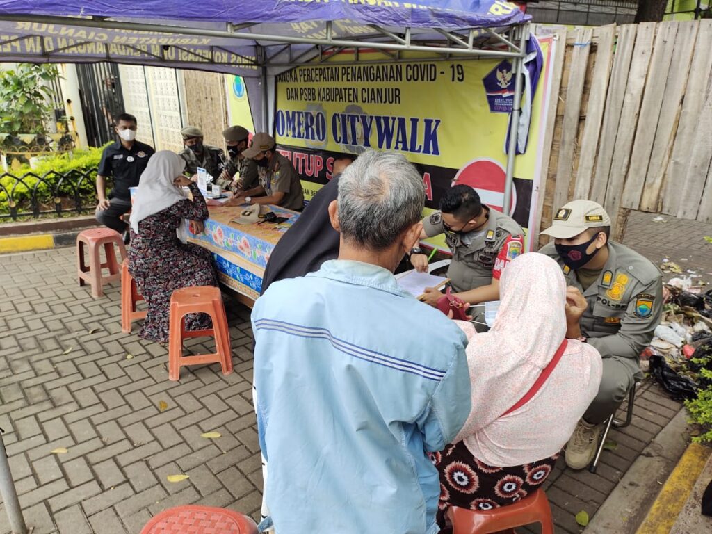 MENURUN: Kesadaran warga terhadap prokes Covid-19 dinilai menurun, terlihat dari makin banyaknya pelanggar yang terjaring razia petugas gabungan. (Foto: Afsal Muhammad/cianjurupdate.com)