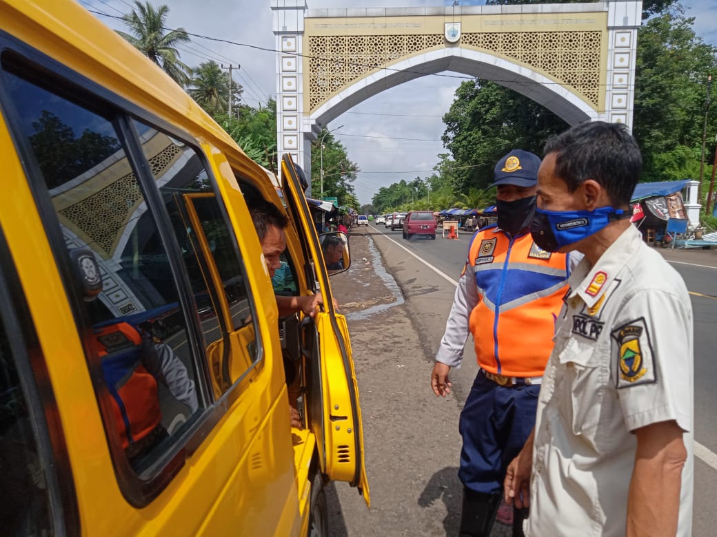 RAZIA: Petugas terus intensif menggelar Operasi Yustisi kedisiplinan Covid-19 di perbatasan Cianjur pada semua pengguna jalan, terutama kendaraan umum. (Foto: Riski Maulana/cianjurupdate.com)