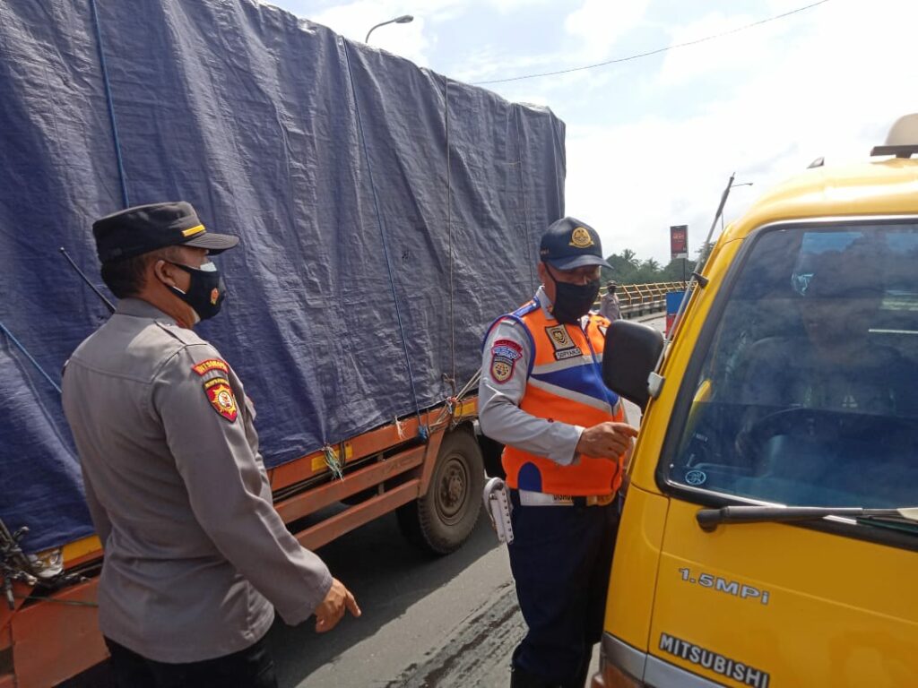 RAZIA: Petugas terus intensif menggelar Operasi Yustisi kedisiplinan Covid-19 di perbatasan Cianjur pada semua pengguna jalan, terutama kendaraan umum. (Foto: Riski Maulana/cianjurupdate.com)