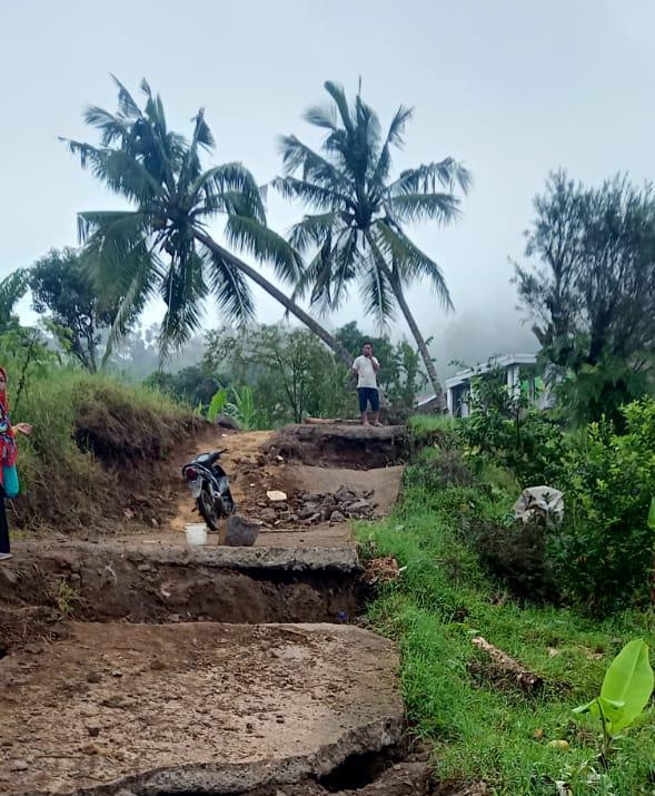 Warga Desa Batulawang Cipanas Minta Relokasi Segera Dilakukan, Kondisi Pergerakan Tanah Makin Parah